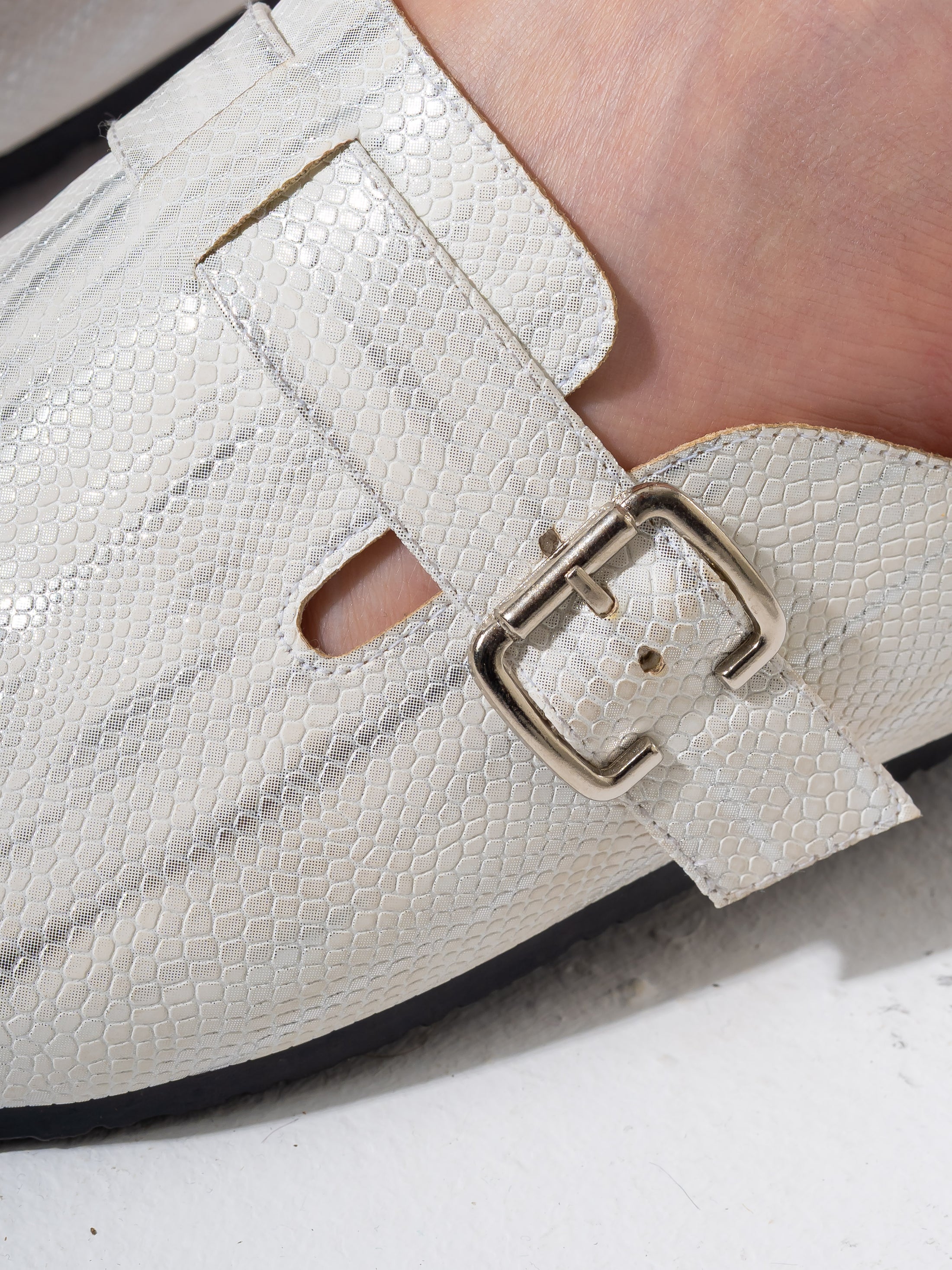 Glossy Scale-Pattern Comfort Clogs - WHITE