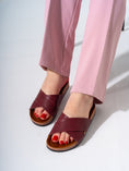 Load image into Gallery viewer, Textured Exotic Pattern Slides - MARRON
