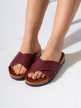 Load image into Gallery viewer, Textured Exotic Pattern Slides - MARRON
