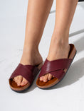 Load image into Gallery viewer, Textured Exotic Pattern Slides - MARRON
