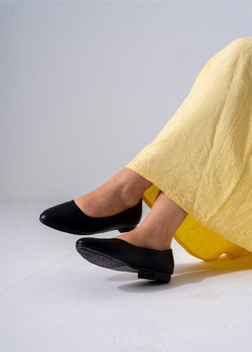 Classic Round-Toe Flats-black