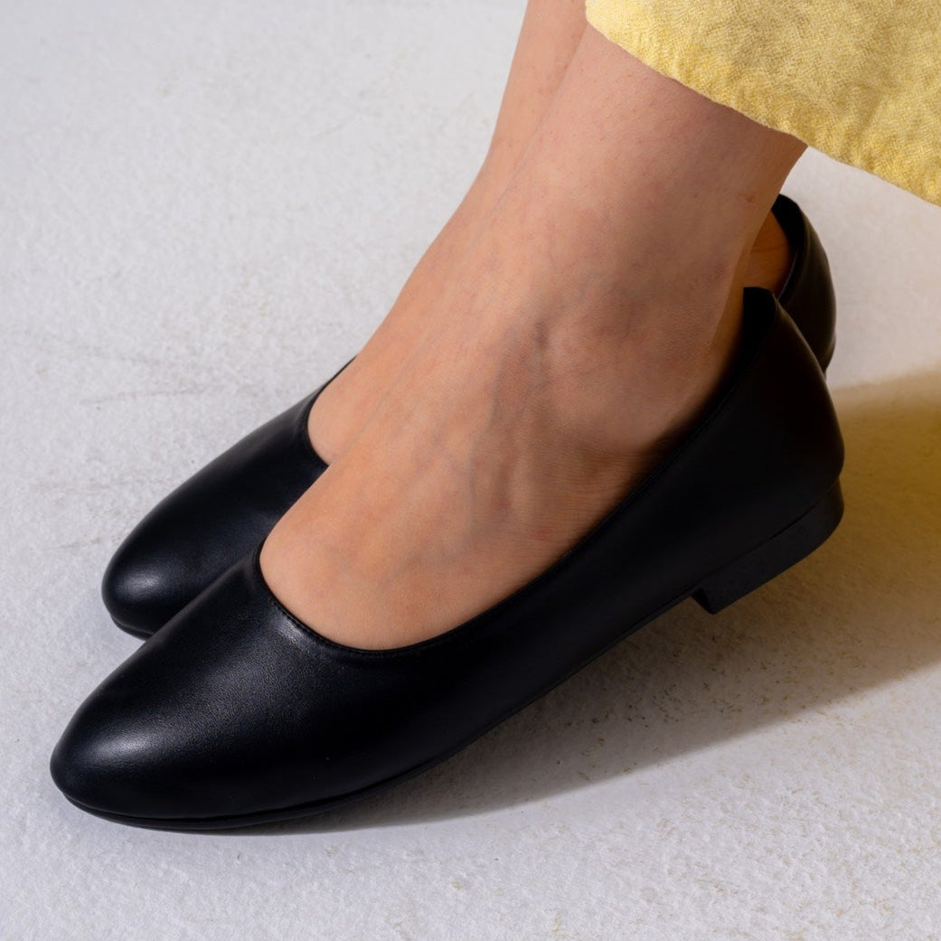 Classic Round-Toe Flats-black