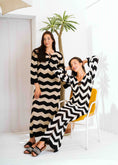 Load image into Gallery viewer, Zigzag Print Long Sleeve Dress - black
