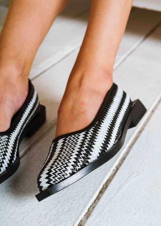 Sharp Woven Patterned Flats - black