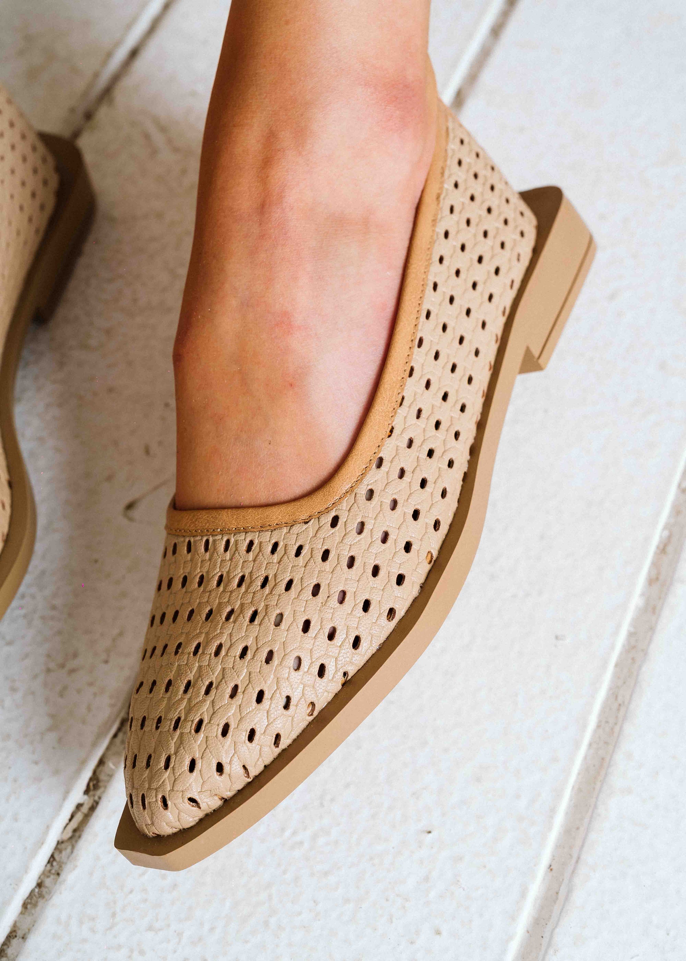 The Daily Woven Flat - cafe