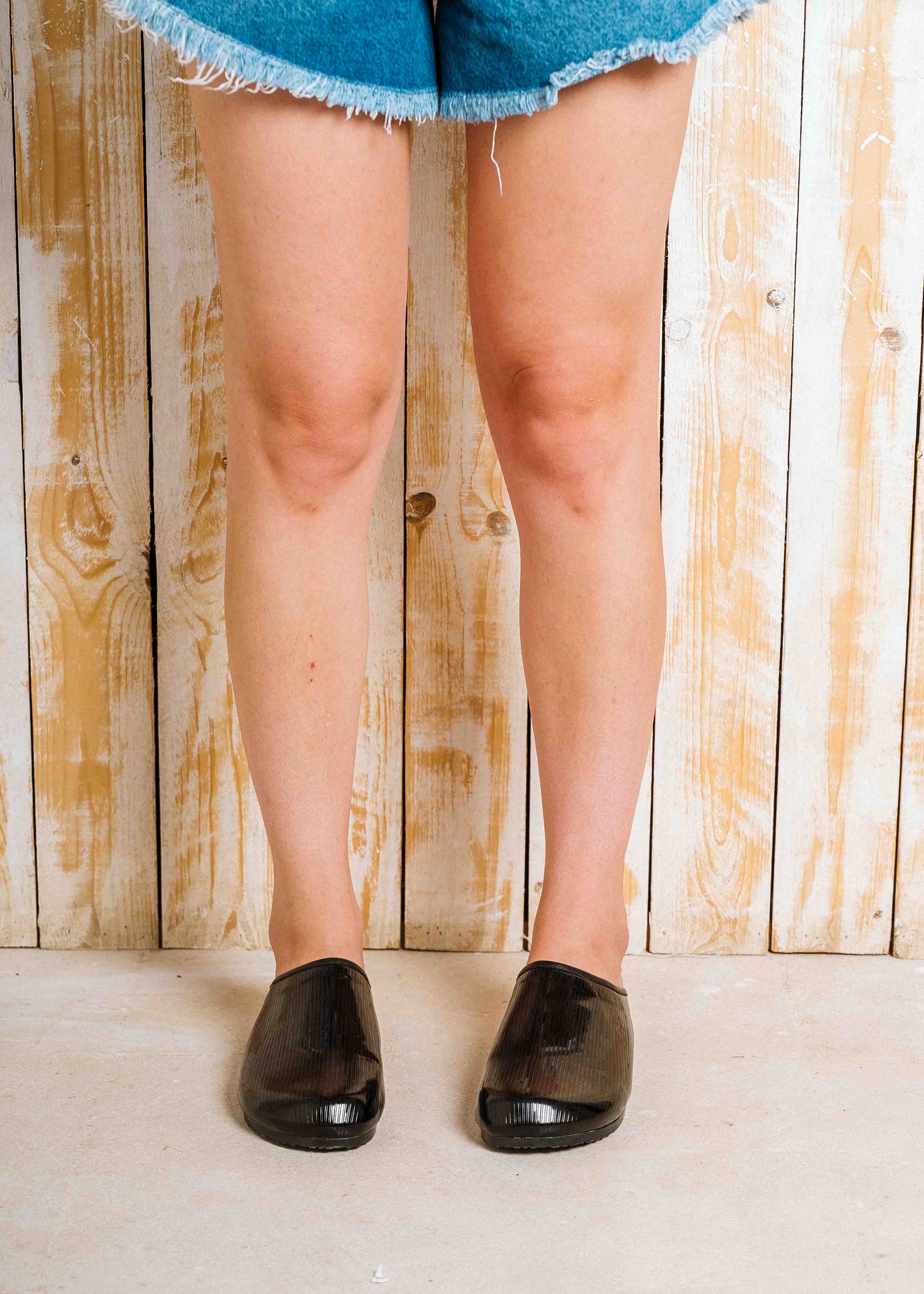 Chic Textured Slip-On Clogs - black