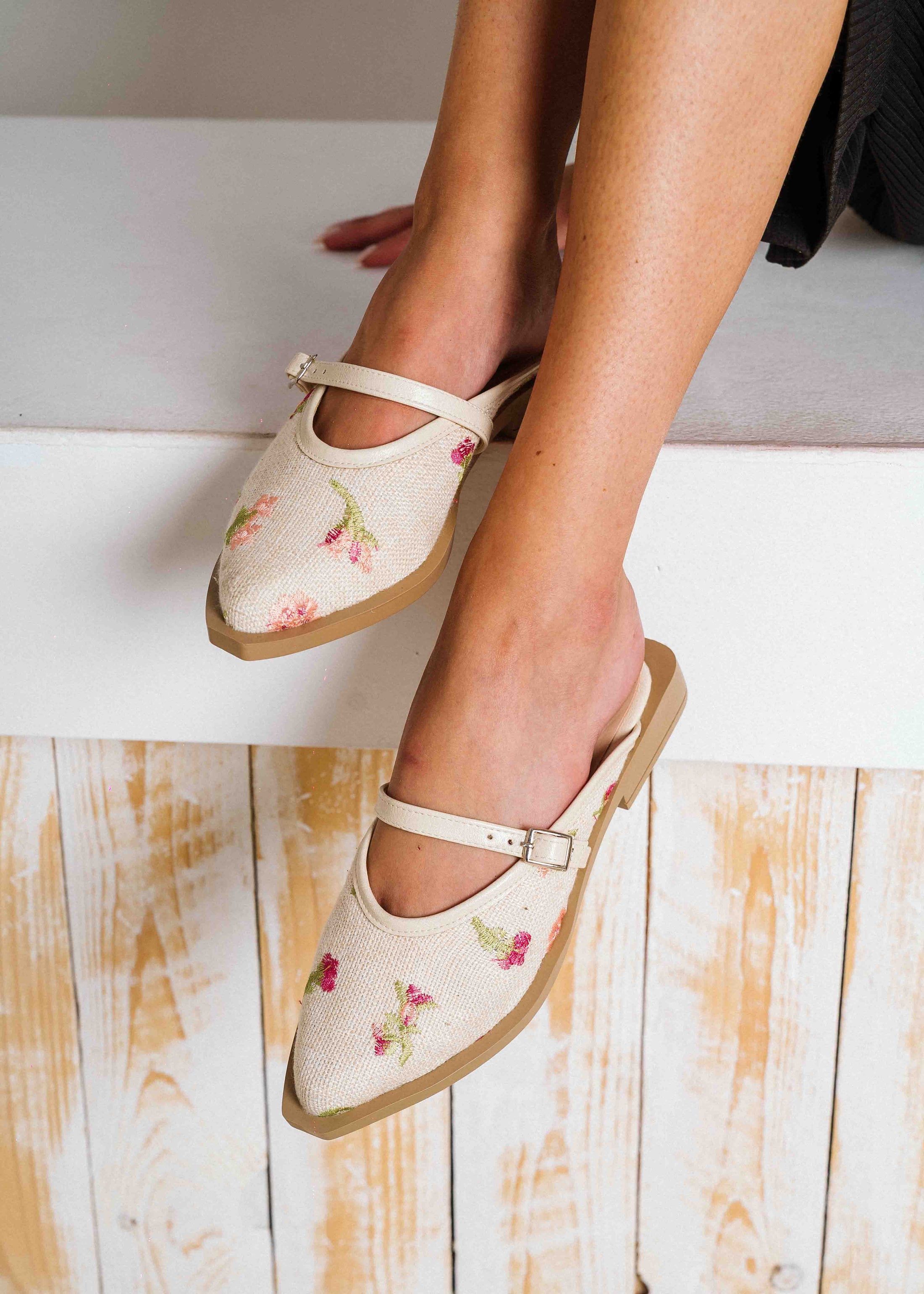 Vintage Floral Pointed Mules - beige