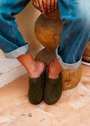 Premium Suede Clogs - olive