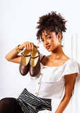 Load image into Gallery viewer, Essential Round-Toe Flats - brown
