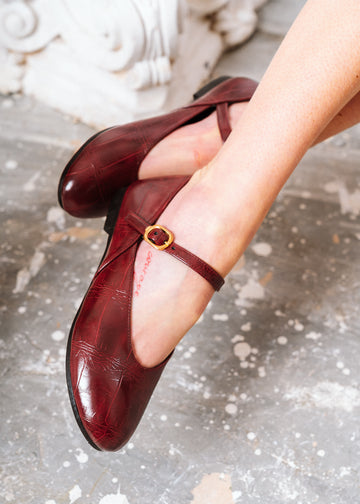 Minimalist Buckle Strap Flat - maroon