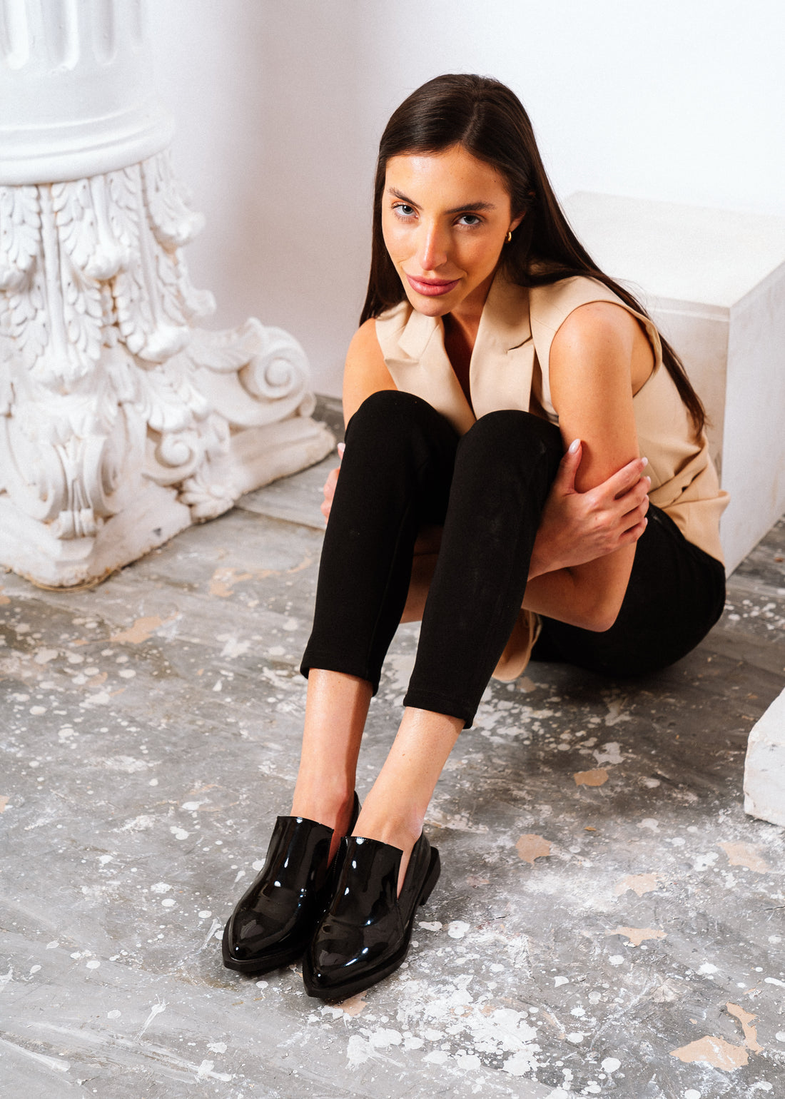 Minimalist High-Shine Pointed Flats - black