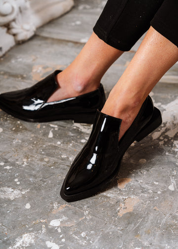 Minimalist High-Shine Pointed Flats - black