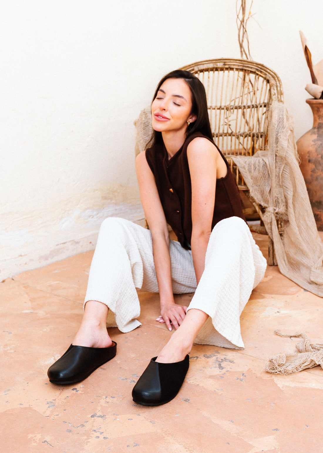 Mixed-Texture Minimalist Clogs - black