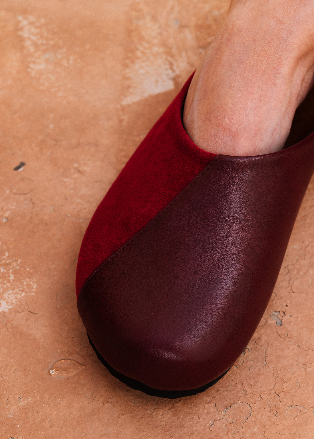 Mixed-Texture Minimalist Clogs - maroon