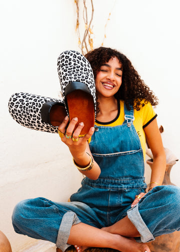 Textured Animal Pattern Clogs - black