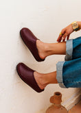 Load image into Gallery viewer, Essential Rounded-Toe Clogs - maroon
