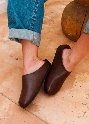 Essential Rounded-Toe Clogs - brown