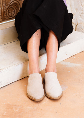 Minimalist Suede Side-Slit Flats - brown