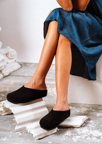 Minimalist Rounded-Toe Clogs - black