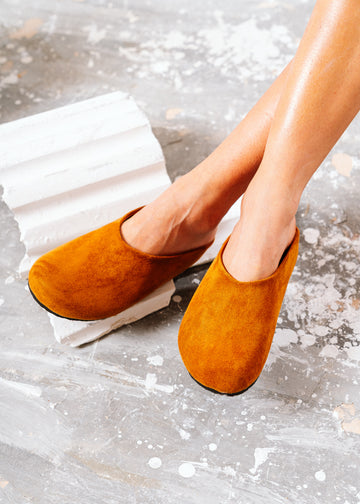 Minimalist Rounded-Toe Clogs - camel