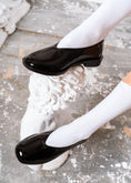 Load image into Gallery viewer, Glossy V-Cut Patent Ballerinas - black
