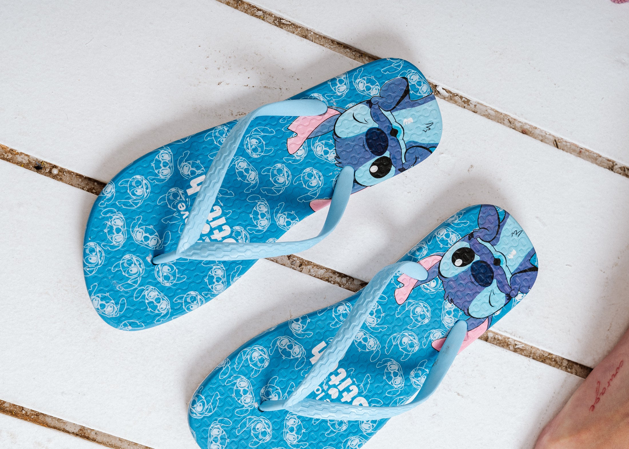 Stitch Print Flip Flops - blue