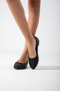 Load image into Gallery viewer, Cracked-Effect Ballet Flat-black
