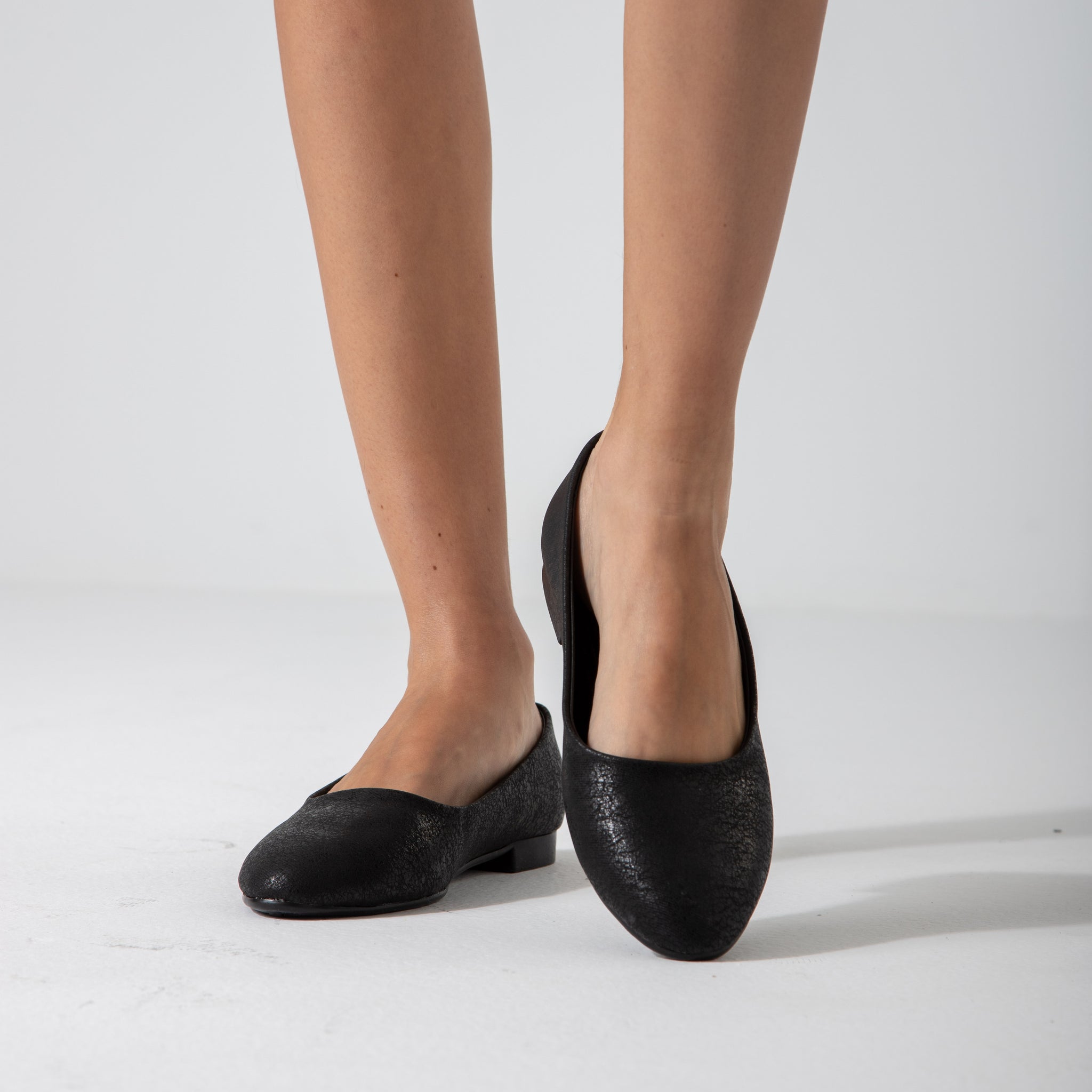 Cracked-Effect Ballet Flat-black