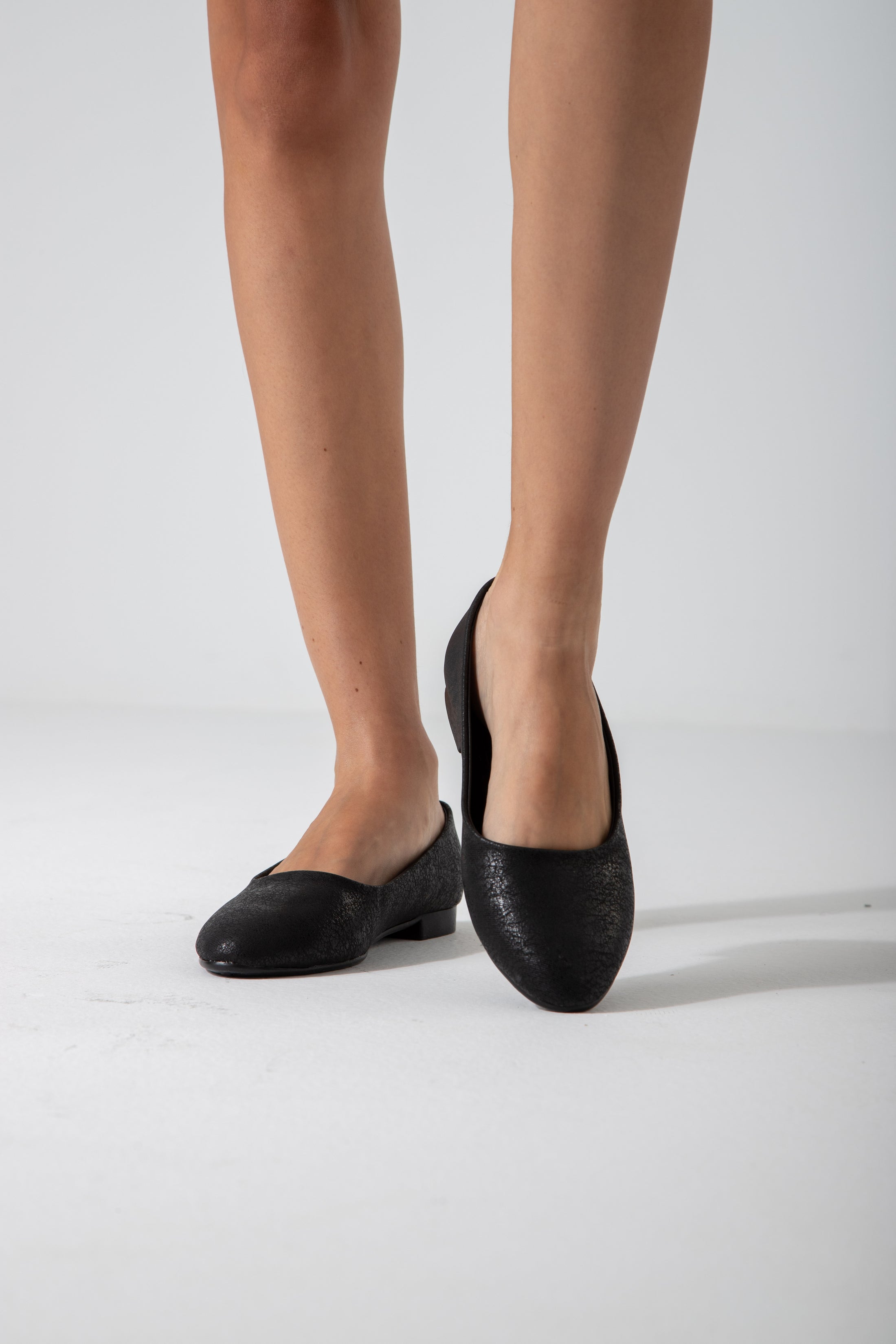 Cracked-Effect Ballet Flat-black