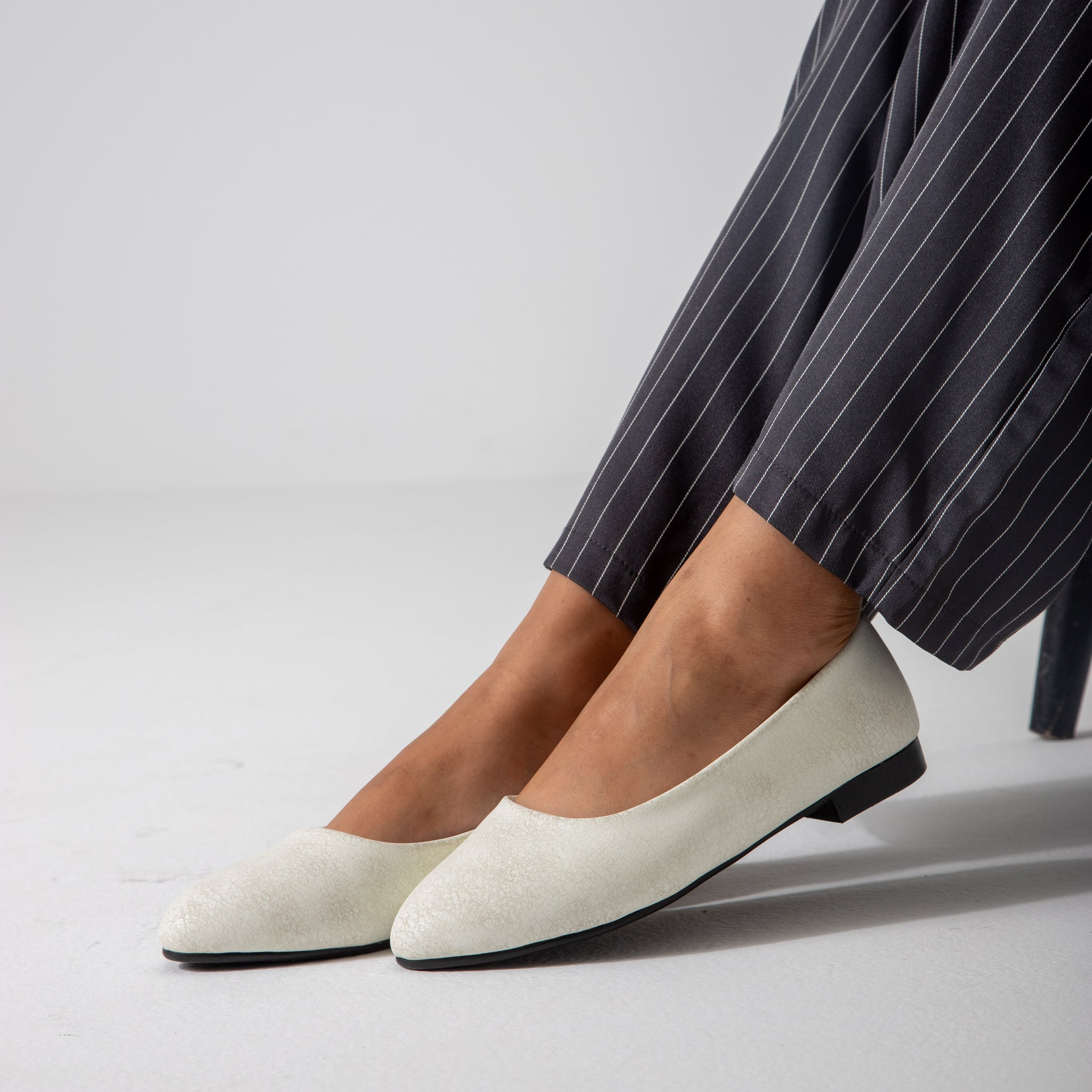 Cracked-Effect Ballet Flat-white