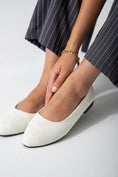 Load image into Gallery viewer, Cracked-Effect Ballet Flat-white
