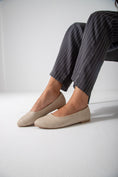 Load image into Gallery viewer, Cracked-Effect Ballet Flat-beige
