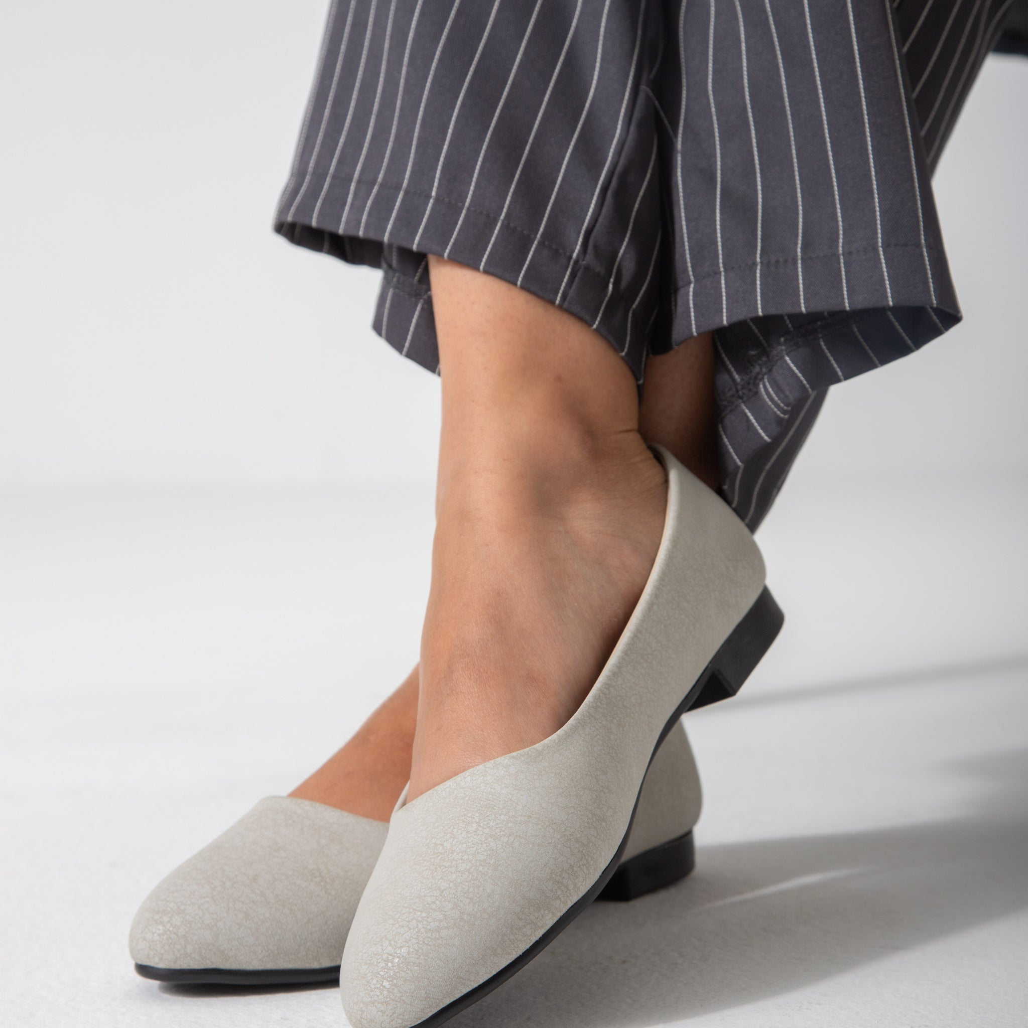 Cracked-Effect Ballet Flat-gray