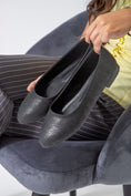 Load image into Gallery viewer, Cracked-Effect Ballet Flat-black

