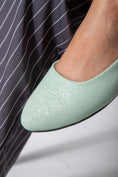 Load image into Gallery viewer, Cracked-Effect Ballet Flat-green
