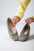 Load image into Gallery viewer, The Textured Ballet Flat-gray
