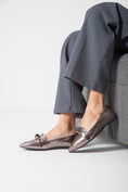 Load image into Gallery viewer, Metallic Snake Flats-oxidi
