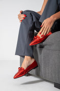 Load image into Gallery viewer, Metallic Snake Flats-red
