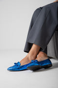 Load image into Gallery viewer, Metallic Snake Flats-blue
