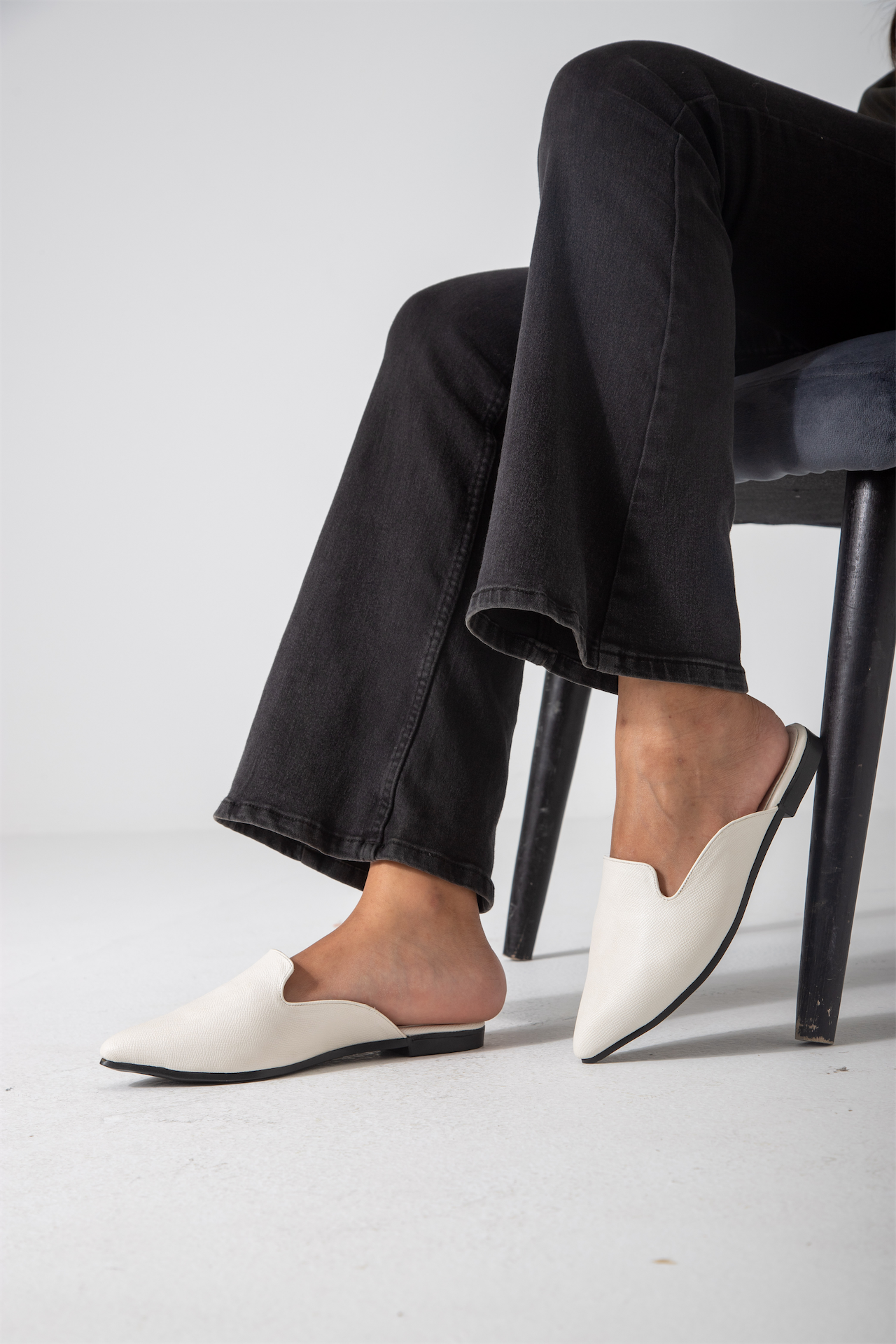 Chic Backless Flat-white