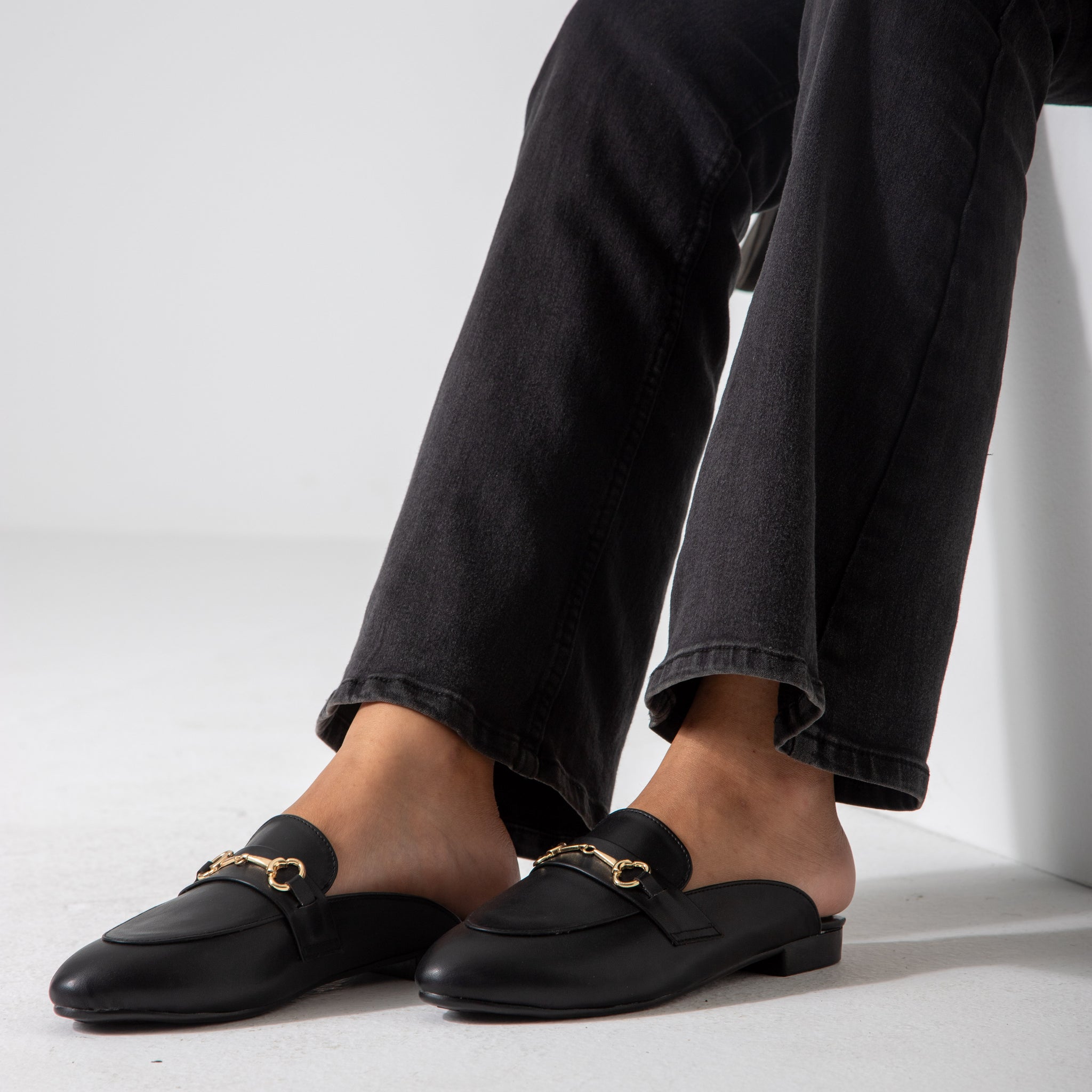 The Avenue Mule-black