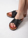 Load image into Gallery viewer, Metallic Stripe Pulse - black
