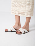 Load image into Gallery viewer, Elegant Criss Slide - white
