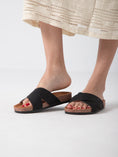 Load image into Gallery viewer, Elegant Criss Slide - black

