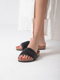 Load image into Gallery viewer, Linear Luxe Slide - black
