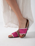 Load image into Gallery viewer, Linear Luxe Slide - pink
