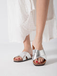 Load image into Gallery viewer, Metallic Stripe Pulse - silver
