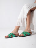 Load image into Gallery viewer, Metallic Stripe Pulse - green
