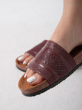 Load image into Gallery viewer, Heritage Comfort Slide - marron
