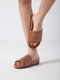 Load image into Gallery viewer, Urban Spike Slip - camel
